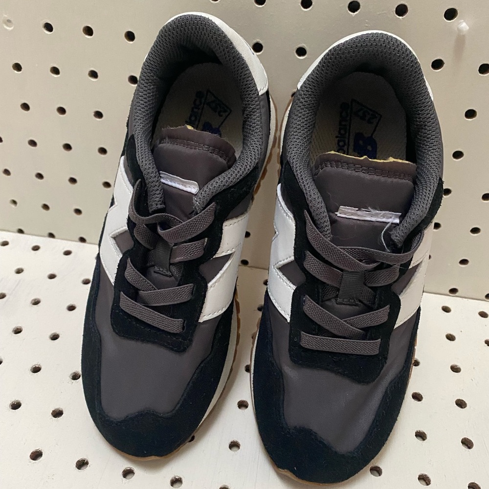 Kids New Balance 237 Black sz 1.5 1 1/2 M. New.